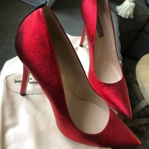 Sarah Jessica Parker SJP red heels